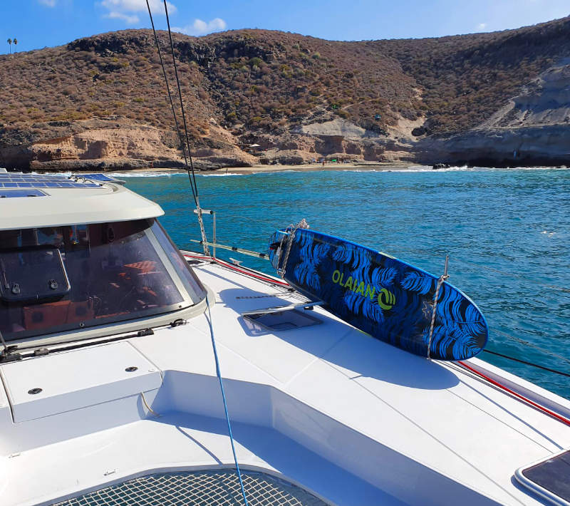 Segelboot Katamaran Nautitech auf Weltumseglung mit 12 Volt Umfüllpumpe für Benzin und Diesel.